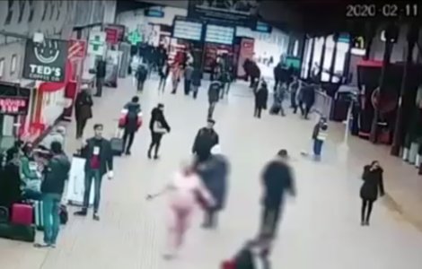 Un bărbat umbla complet dezbrăcat „în semn de protest față de politicieni”