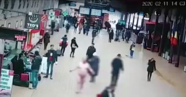 Un bărbat umbla complet dezbrăcat „în semn de protest față de politicieni”