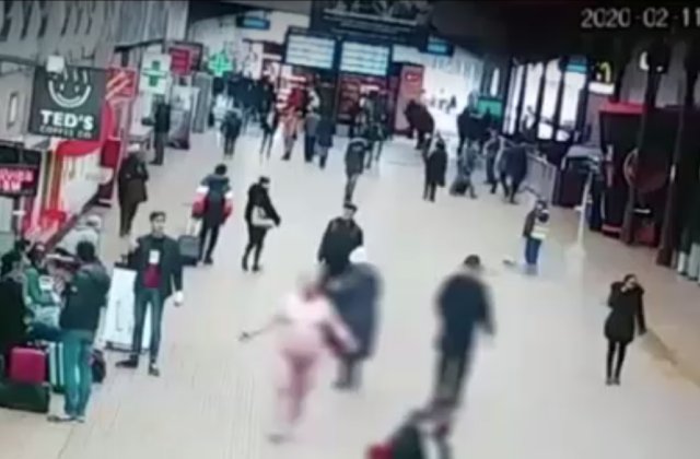 Moment ieșit din comun în Gara de Nord. Un bărbat umbla complet dezbrăcat „în semn de protest față de politicieni”