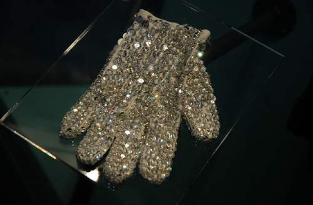Faimoasa manusa purtata de Michael in &#39;96, vanduta pentru 49.000 de dolari