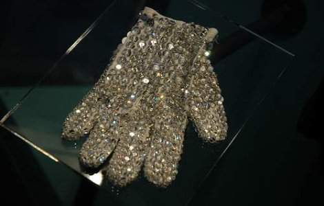 Faimoasa manusa purtata de Michael in &#39;96, vanduta pentru 49.000 de dolari