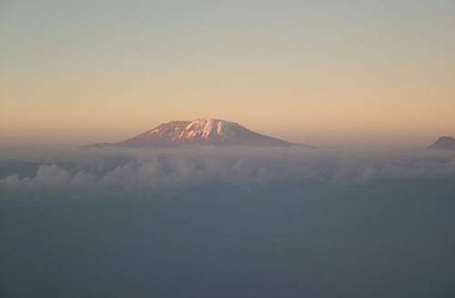 Doi romani curajosi au cucerit varful Uhuru din Kilimanjaro