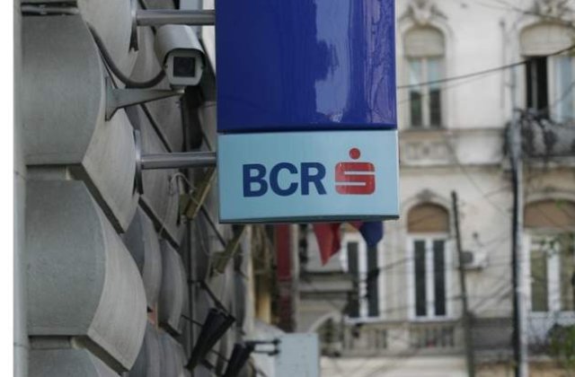 BCR va taxa persoanele care isi platesc facturile la ghiseele bancii