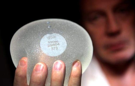 Femeia care a intrat in coma dupa o interventie de marire a sanilor a murit