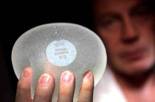 Femeia care a intrat in coma dupa o interventie de marire a sanilor a murit