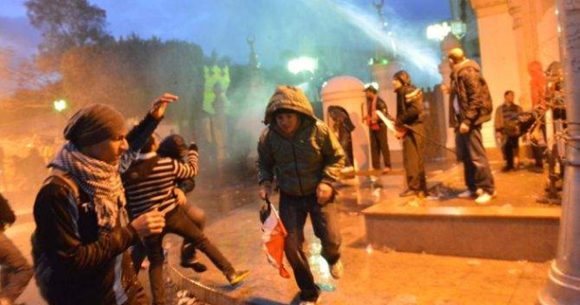 Convoiul premierului egiptean, vizat de tiruri cu pietre in Piata Tahrir