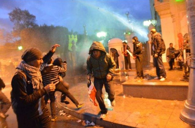 Convoiul premierului egiptean, vizat de tiruri cu pietre in Piata Tahrir