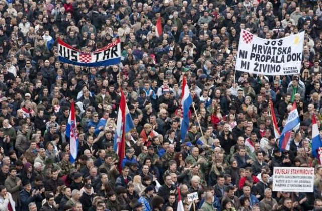 Zeci de mii de croati au manifestat la Vukovar impotriva introducerii unor inscriptii bilingve