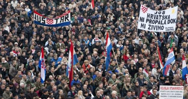 Zeci de mii de croati au manifestat la Vukovar impotriva introducerii unor inscriptii bilingve