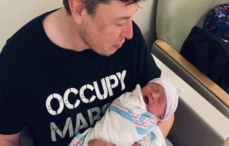 Elon Musk și iubita lui, Grimes, forțați să schimbe prenumele fiului lor