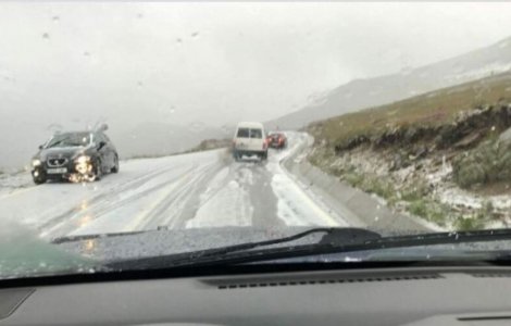 La final de mai, a nins din nou în România. Drumarii abia ce curățaseră șoseaua