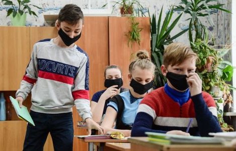 Ministerul Educației nu achiziționează măști pănă la testările naționale. Cum vor proceda elevii în această situație