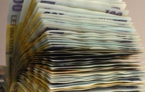 A pierdut 5.000 de euro în fața blocului. Cel care i-a găsit are dosar penal