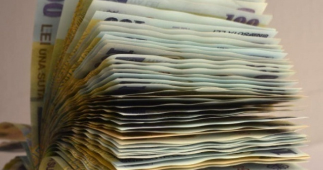 A pierdut 5.000 de euro în fața blocului. Cel care i-a găsit are dosar penal