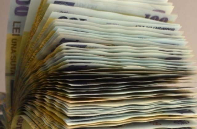 A pierdut 5.000 de euro în fața blocului. Cel care i-a găsit și păstrat are acum dosar penal