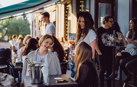 Ce reguli va trebui să respecți când se vor redeschide terasele și plajele