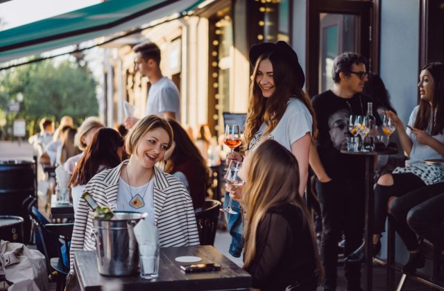 Ce reguli va trebui să respecți de la 1 iunie, când terasele și plajele se vor redeschide