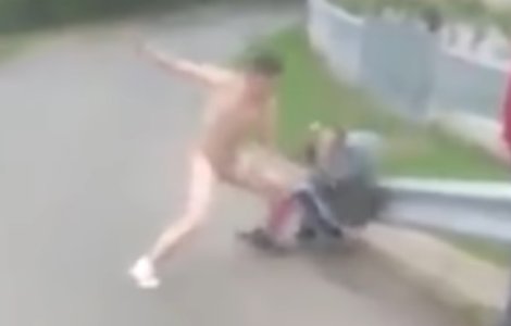 VIDEO Scene violente la Neamț. Un tânăr a fost bătut și agresat sexual în stradă