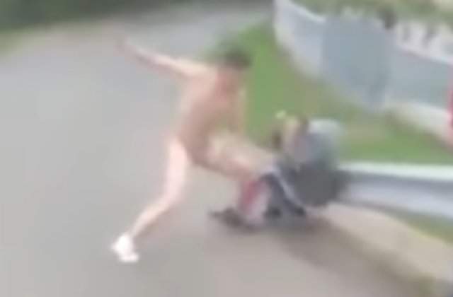 VIDEO Scene violente la Neamț. Un adolescent a fost bătut și agresat sexual în plină stradă