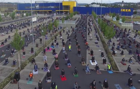 FOTO emoționant: Sute de musulmani s-au adunat la rugăciune într-o parcare IKEA