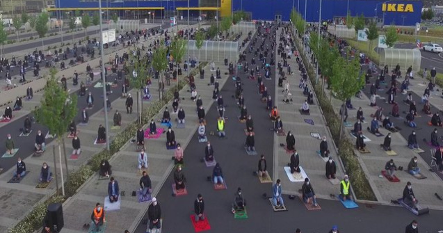 FOTO emoționant: Sute de musulmani s-au adunat la rugăciune într-o parcare IKEA
