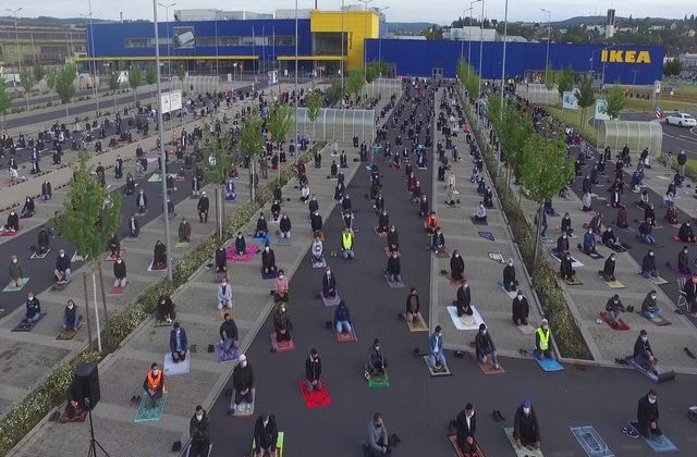 FOTO emoționant: Sute de musulmani s-au adunat la rugăciune într-o parcare IKEA