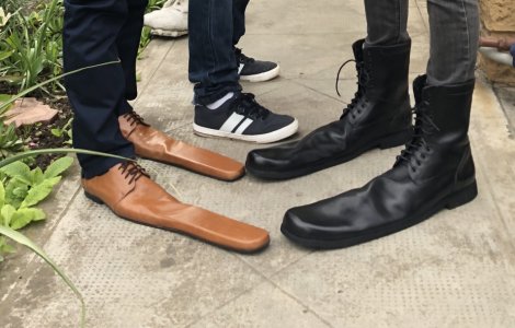 Meșterul clujean care a creat pantofii de distanțare socială. Mărimea minimă: 70