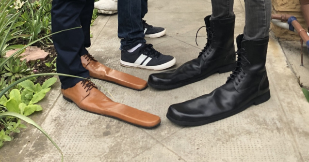 Meșterul clujean care a creat pantofii de distanțare socială. Mărimea minimă: 70