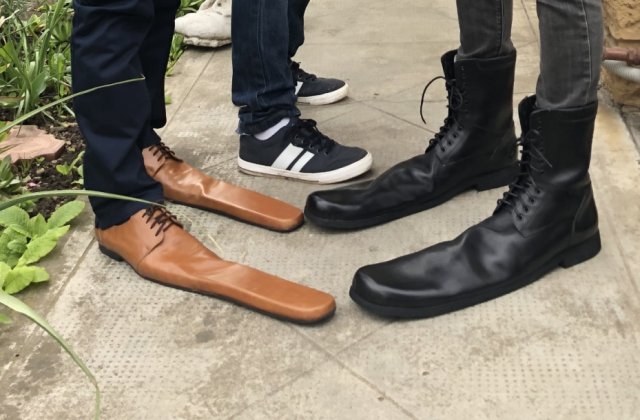 VIDEO Meșterul clujean care a creat pantofii de distanțare socială. Mărimea minimă: 70