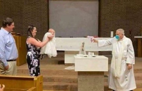 FOTO Preotul care a oficiat un botez inedit, ajutat de un pistol cu apă