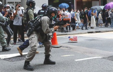 Au reînceput protestele în Hong Kong. Poliția a tras cu arme cu piper și a dezlănțuit haosul