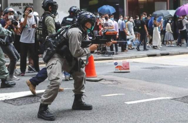 Au re&icirc;nceput protestele &icirc;n Hong Kong. Poliția a tras cu arme cu piper și a dezlănțuit haosul