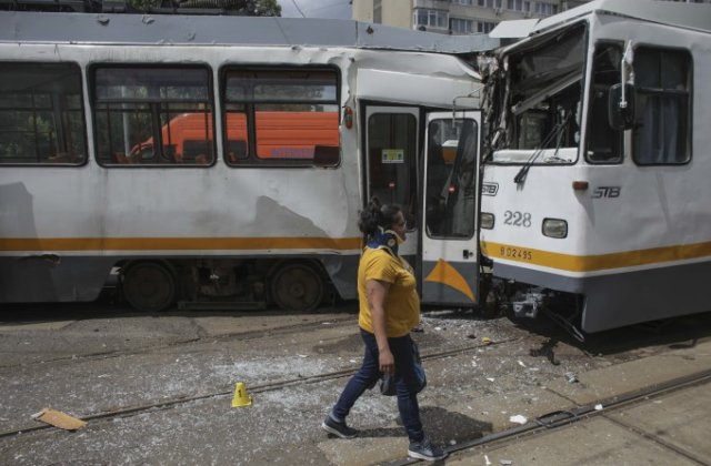 Două tramvaie s-au ciocnit FRONTAL &icirc;n București. Cum a fost posibil un asemenea accident