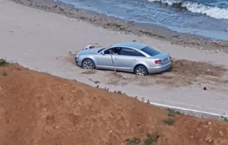 FOTO A intrat cu mașina pe plaja din Olimp și a primit rapid ce merita