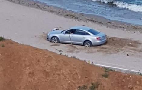 FOTO A intrat cu mașina pe plaja din Olimp și a primit rapid ce merita