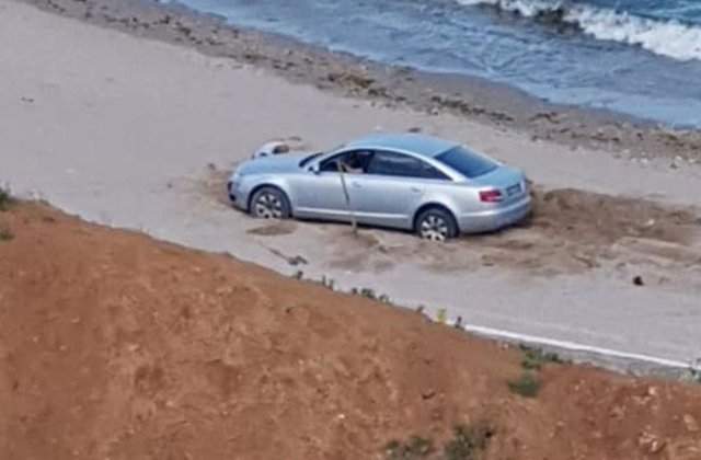 FOTO A intrat cu mașina pe plaja din Olimp și a primit rapid ce merita