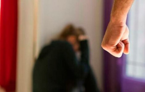 Mamă și fiică bătute cu brutalitate în plină stradă