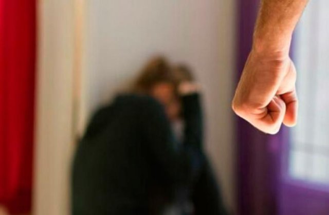 Mamă și fiică bătute cu brutalitate în plină stradă. Victimele au fost transportate de urgență la spital