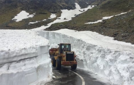 Zăpadă de 6 metri pe Transfăgărășan. Drumul ar trebui redeschis peste o lună