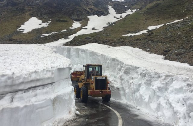 Zăpadă de 6 metri pe Transfăgărășan. Drumul ar trebui redeschis peste o lună