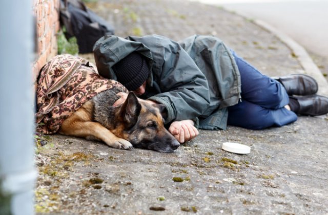 Un om al străzii a mințit autoritățile ca să ajungă în carantină. Poliția i-a întocmit dosar penal