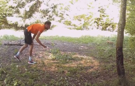 VIDEO Un bărbat a fost surprins în timp ce se hrănea cu mâncarea pentru urși