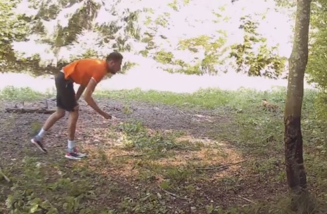 VIDEO Un bărbat a fost surprins în timp ce se hrănea cu mâncarea destinată urșilor