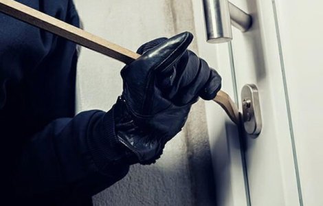 Bucureștean tâlhărit în propria casă de trei bărbați. Au furat 80.000 de lei
