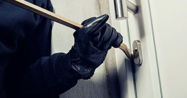 Bucureștean tâlhărit în propria casă de trei bărbați. Au furat 80.000 de lei