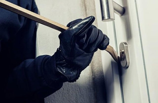 Bucureștean tâlhărit în propria casă de trei bărbați. Hoții au furat 80.000 de lei