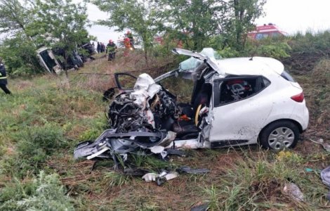 O familie întreagă a murit, după ce soțul ar fi adormit la volan
