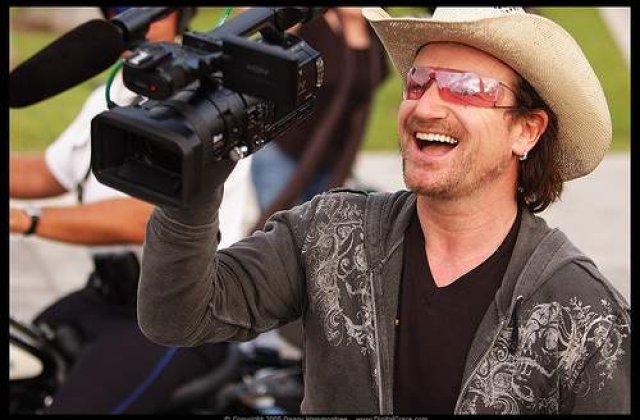 Bono va produce un film cu Liam Neeson