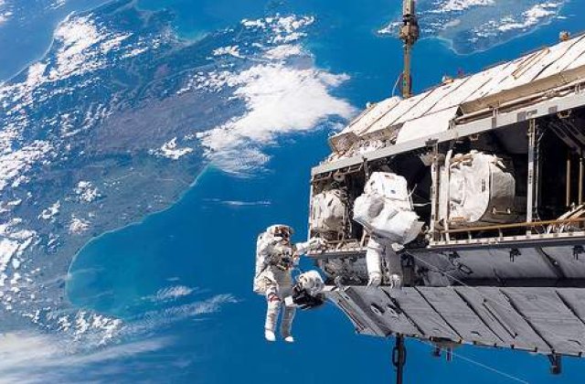 Cum miroase spatiul?