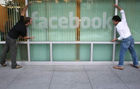 Facebook sporeste inteligenta, Twitter o scade